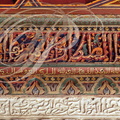 SALÉ -  la Madrasa : détail d'écriture sur bois sculpté et zouaké ( peint)