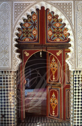 TAROUDANNT - Intérieur de maison : murs couverts de zelliges et de gebs, porte zouackée (bois peint)