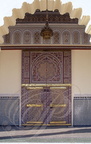 MEKNÈS - PALAIS ROYAL - porte en bois zouké (peint) surmontée de panneaux en forme de chemmassiats de gebs (plâtre sculpté)