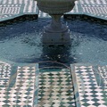 FÈS - PALAIS ROYAL - fontaine sur un tapis de zelliges