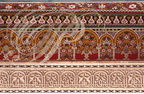 MARRAKECH - Palais de la Bahia : décor en bois peint (zouack) formant des frises superposées au-desssus d'une frise calligraphique coufique en gebs