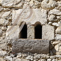 LA ROMIEU (France - 32)  - façade de maison avec trous d'envol pour les pigeons, creusés dans la pierre