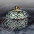 HONGRIE - HÉREND : sucrier en porcelaine décoré d'une rose dorée,  motif "Sèvres petites roses"