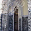 MEKNÈS - PALAIS ROYAL : entrée de la salle du trône (murs, colonnes et sol tapissés de zelliges - châpiteaux décorés de gebs