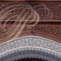 MARRAKECH - PALAIS ROYAL : salon en cèdre et gebs sculptés (détail de motifs floraux et calligraphie coufique)