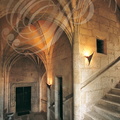 LARRAZET - le château construit en 1500 : escalier à courtes rampes construit sur un plan carré et tournant à 90° autour d'un noyau central