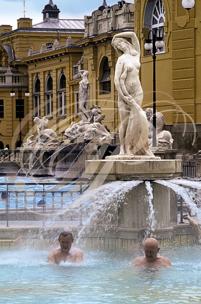 BUDAPEST_BAINS_Szechenyi fontaine.jpg