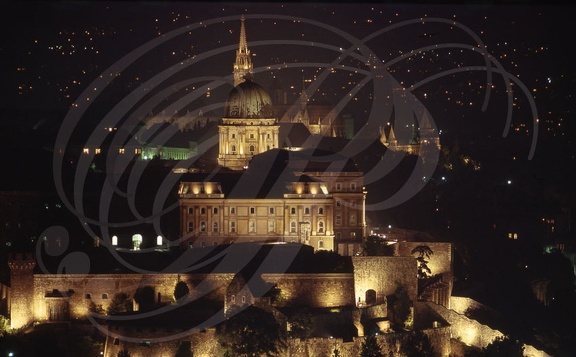BUDAPEST - le château  vu de nuit