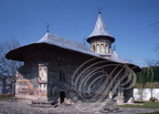 VORONET - l'église couverte de fresques extérieures