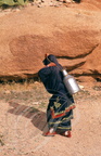 AGARD OUDAD - femme en amlhaf portant l eau