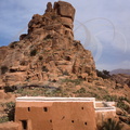 AGARD OUDAD - maison en pisé de l'Anti-Atlas (Maroc) sur fond de rochers en grès rose