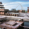 FATHEPUR SIKRI - le bassin "Anup Talao" au premier plan - le "Panch Mahal" à gauche - le Divan i Khas au fond à droite