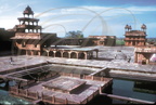 FATHEPUR SIKRI - le bassin "Anup Talao" au premier plan - le "Panch Mahal" à gauche - le Divan i Khas au fond à droite