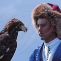 KAZAKHSTAN - ouest d'ALMATY - environs de TALAP - aiglier et son aigle (portrait)