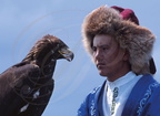 KAZAKHSTAN - ouest d'ALMATY - environs de TALAP - aiglier et son aigle (portrait)