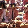 OUED LAOU : femmes au marché portant le costume traditionnel dont le "taraza", chapeau en paille orné de boules en laine typique du pays Jebala