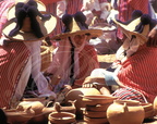 OUED LAOU : femmes au marché portant le costume traditionnel dont le "taraza", chapeau en paille orné de boules en laine typique du pays Jebala