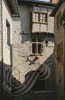VAREN (France - 82) -  ruelle - fenêtre à meneaux