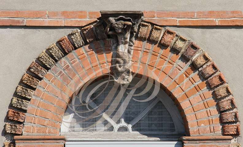 CASTELSARRASIN - Rue de la RÉVOLUTION - arcs en plein cintre surmontes d  archivoltes en briques