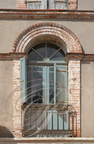 CASTELSARRASIN - Place de la LIBERTÉ - arc en plein cintre rehausse d une archivolte en briques