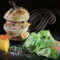 Hamburger_foie_gras_au_chutney_de_fruits_pommegolden_mangue_tomate_oignon_AUBE_NOUV.jpg