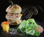Hamburger de foie gras au chutney de fruits (pomme golden, mangue, tomate et oignon) - (L'Aube Nouvelle à Durfort-Lacapelette - 82)