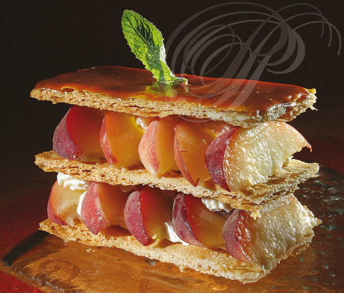 PECHES_Millefeuille_aux_peches_blanches_feuilletage_glace_au_caramel.jpg