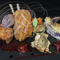 Carré d'AGNEAU, couronne d'AIL frais violet rôti, mille-feuille de pommes de terre Vitelottes et Mona Lisa par Vito Alessi