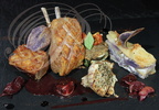 Carré d'AGNEAU, couronne d'AIL frais violet rôti, mille-feuille de pommes de terre Vitelottes et Mona Lisa par Vito Alessi