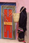 AGARD OUDAD - Femme en amlhaf devant une porte peinte