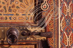 MEKNÈS - PALAIS ROYAL - Détail de porte zouackée(bois peint) et poignée damasquinée