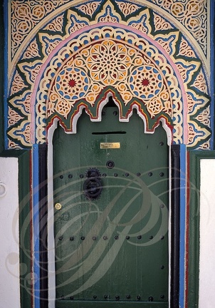 TANGER - la medina : une porte décorée