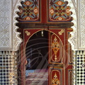 TAROUDANNT - Intérieur de maison : murs couverts de zelliges et de gebs, porte zouackée (bois peint)