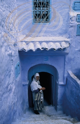 CHEFCHAOUENNE - maison bleue, femme devant sa porte