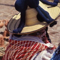OUED LAOU - costume traditionnel : le mandil à rayures rouges et blanches et le taraza (chapeau)