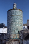 MOULAY IDRISS - Minaret cylindrique de la mosquée Sentissi, couvert de versets coraniques en faïences vertes