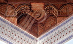 MEKNÈS - PALAIS ROYAL - détail d'écoinçon en mouquarnas et zouak (bois peint) dans l'angle d'une pièce