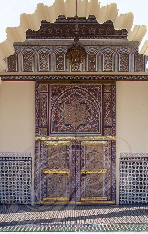 MEKNÈS - PALAIS ROYAL - porte en bois zouké (peint) surmontée de panneaux en forme de chemmassiats de gebs (plâtre sculpté)