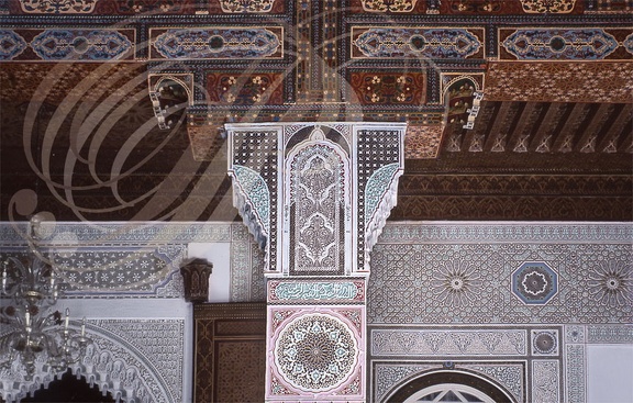 FÈS - PALAIS ROYAL - Dar Fasiya - pilier en gebs peint soutenant des poutres zouakées