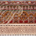 MARRAKECH - Palais de la Bahia : décor en bois peint (zouack) formant des frises superposées au-desssus d'une frise calligraphique coufique en gebs