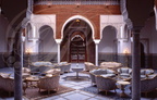 MARRAKECH - PALAIS ROYAL - salon aux murs en cèdre sculpté et gebs