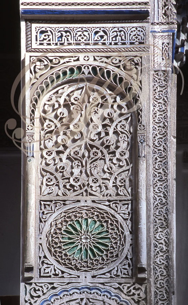 MEKNÈS - Musée Dar Jamaï (détail d'un pilier en gebs polychrome)