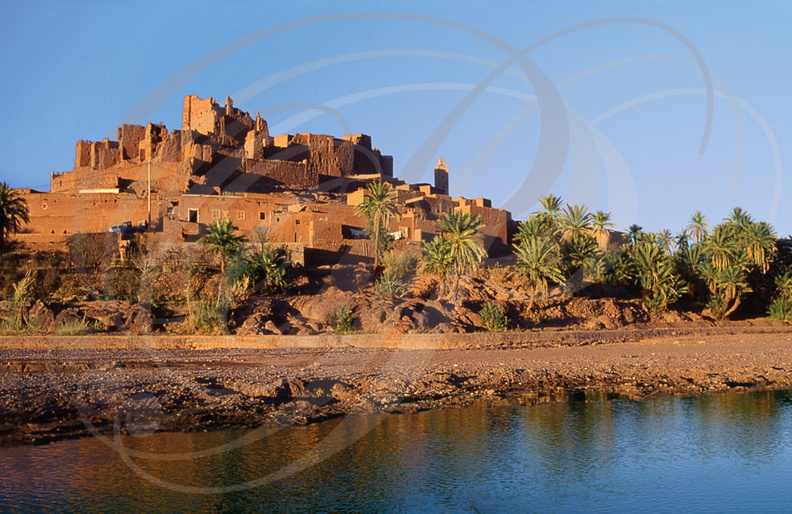 Kasbah_de_TIFOULTOUTE_au_bord_de_loued_Ouarzazate.jpg
