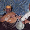 FÈS - musiciens animant une soirée : un luth (l'Aoud) et un tambourin (le bendir)bendir
