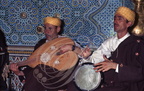 FÈS - musiciens animant une soirée : un luth (l'Aoud) et un tambourin (le bendir)bendir