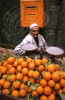MARRAKECH - la médina : le marchand d'oranges