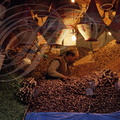 MARRAKECH - la médina : le marchand de fruits secs et de henné