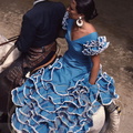 JEREZ de la FRONTERA - la Feria : femme en croupe en robe bleue