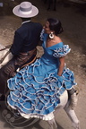 JEREZ de la FRONTERA - la Feria : femme en croupe en robe bleue