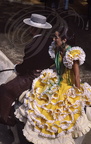 JEREZ de la FRONTERA - la Feria : femme en croupe en robe jaune
